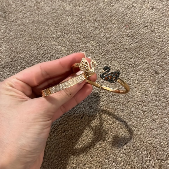 Micheal kors hand bags AND bracelets - Picture 2 of 4